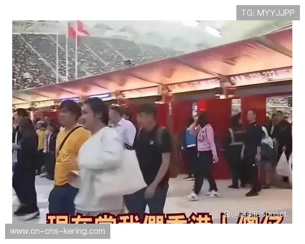 球迷场外冲突引发骚乱，警方介入维持秩序