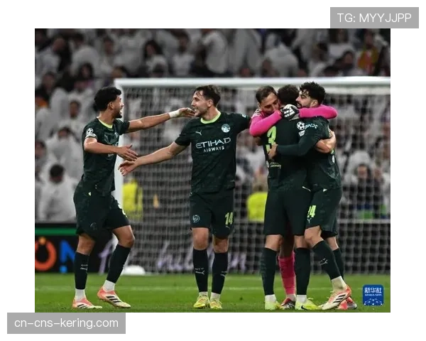 维尼修斯边路突破再造点球,伯纳乌响起热烈掌声。