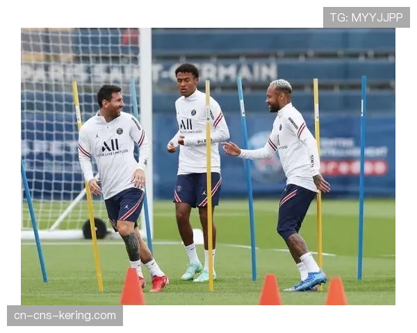 巴黎圣日耳曼基金会组织社区活动，一线队球员参与指导青少年训练